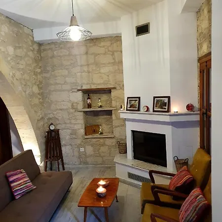 فيلة Clock House